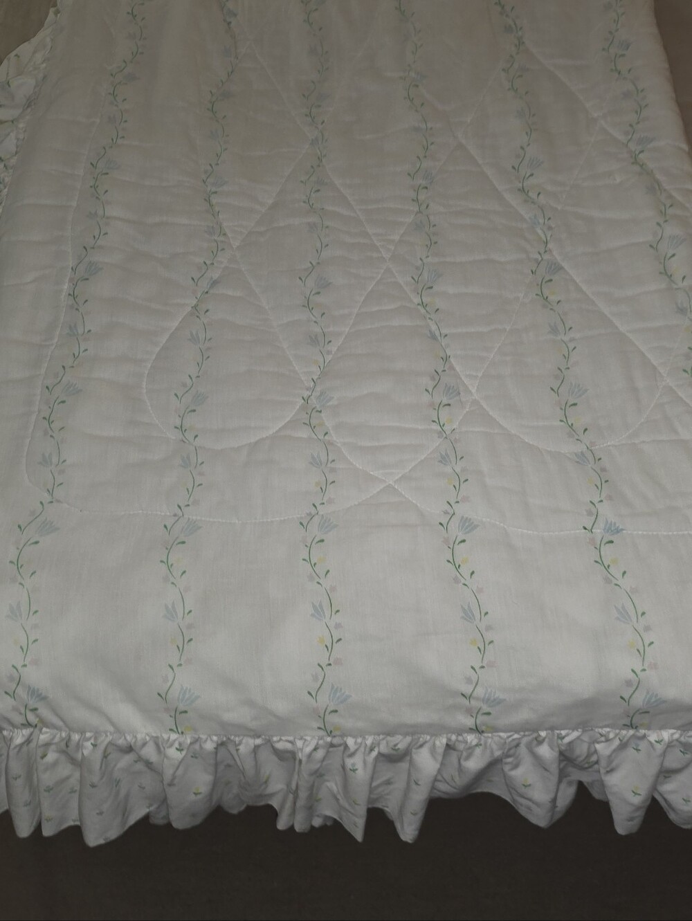 Vintage 1980s 1990s Quilted White Tulip Floral Ruffle Comforter Pillowcase Set